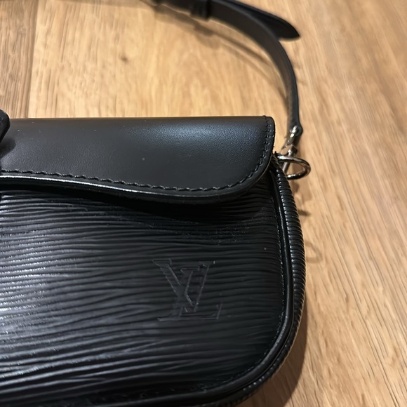 Louis Vuitton Epi Leather Handbag - Picture 3 of 7